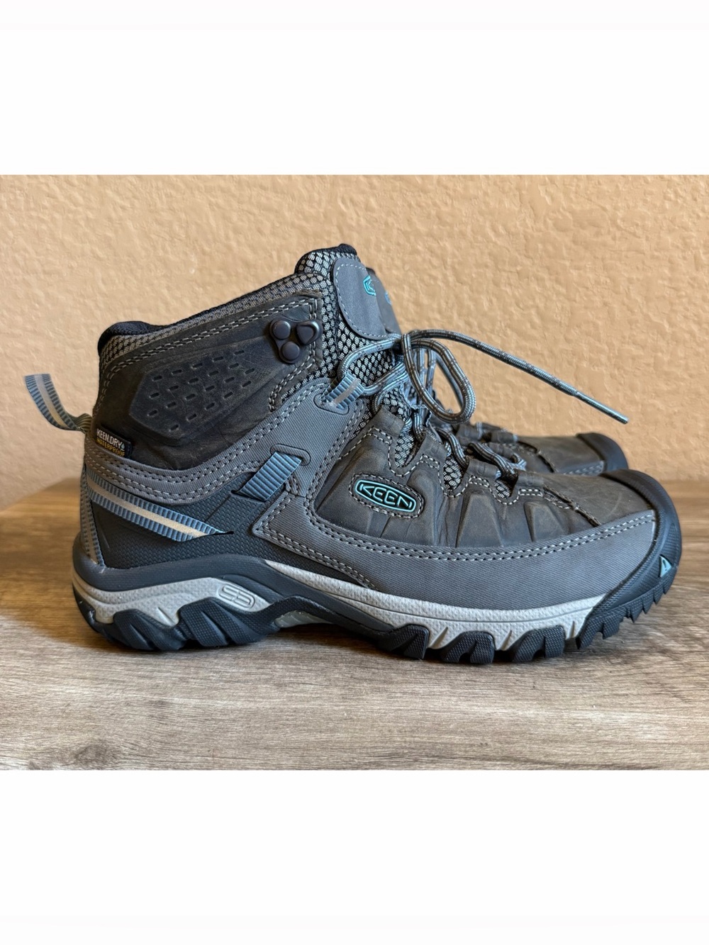 Keen Waterproof Hiking Boots Womens Size 7.5